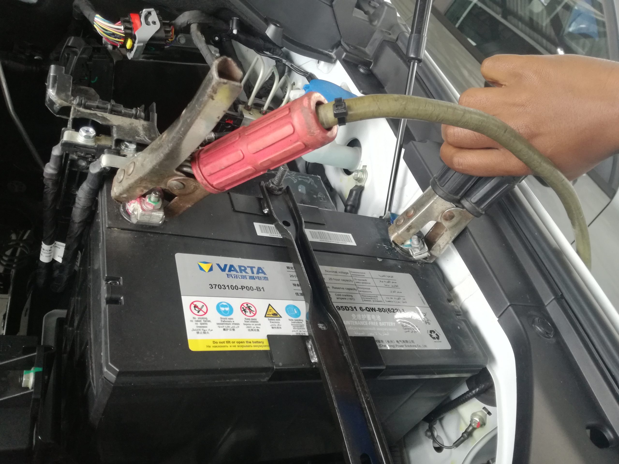 Boosting a car battery: steps to follow